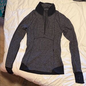 LULU HALF ZIP WITH THUMBHOLES size 4